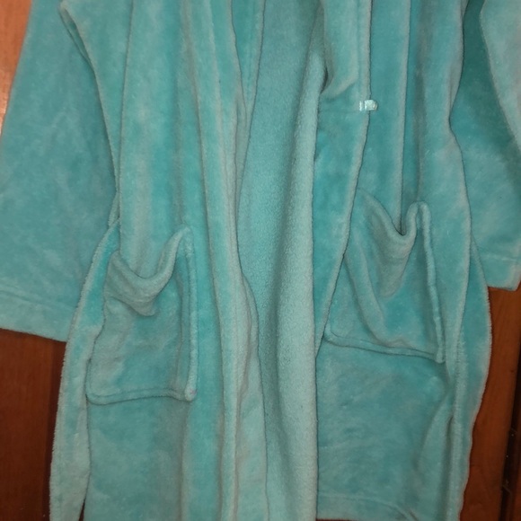 Robe - Picture 2 of 4